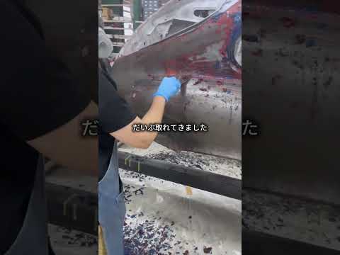 ジャガーEタイプの古い塗装を除去