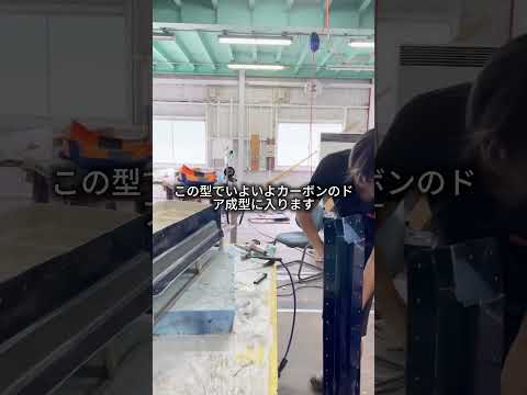 ドアの型が形に。カーボン成型に向けて