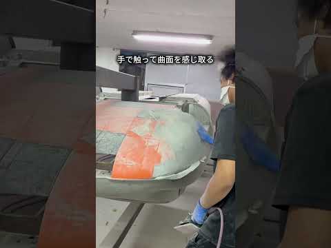 手で曲面を確かめる。カスタムテールの型調整