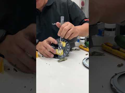 文字盤を作り直す準備。SMITHSメーターの針を取り外し