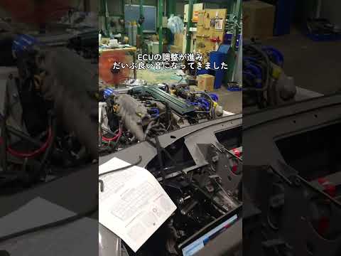 ジャガーEタイプの2JZ-GTEエンジンを調整中